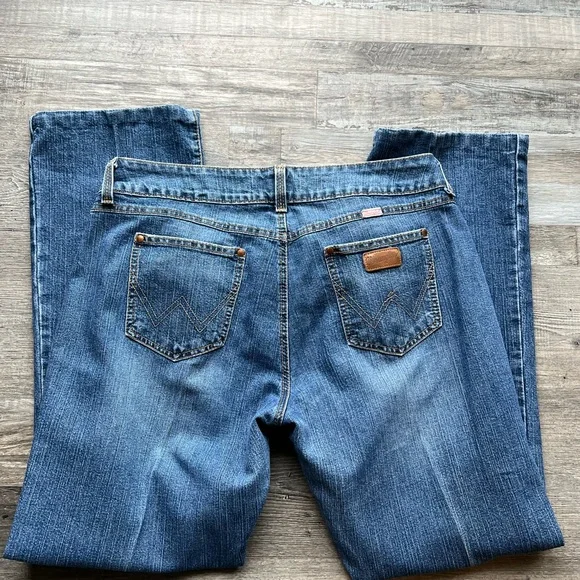 Super Cute Wrangler Jeans - Picture 3 of 6